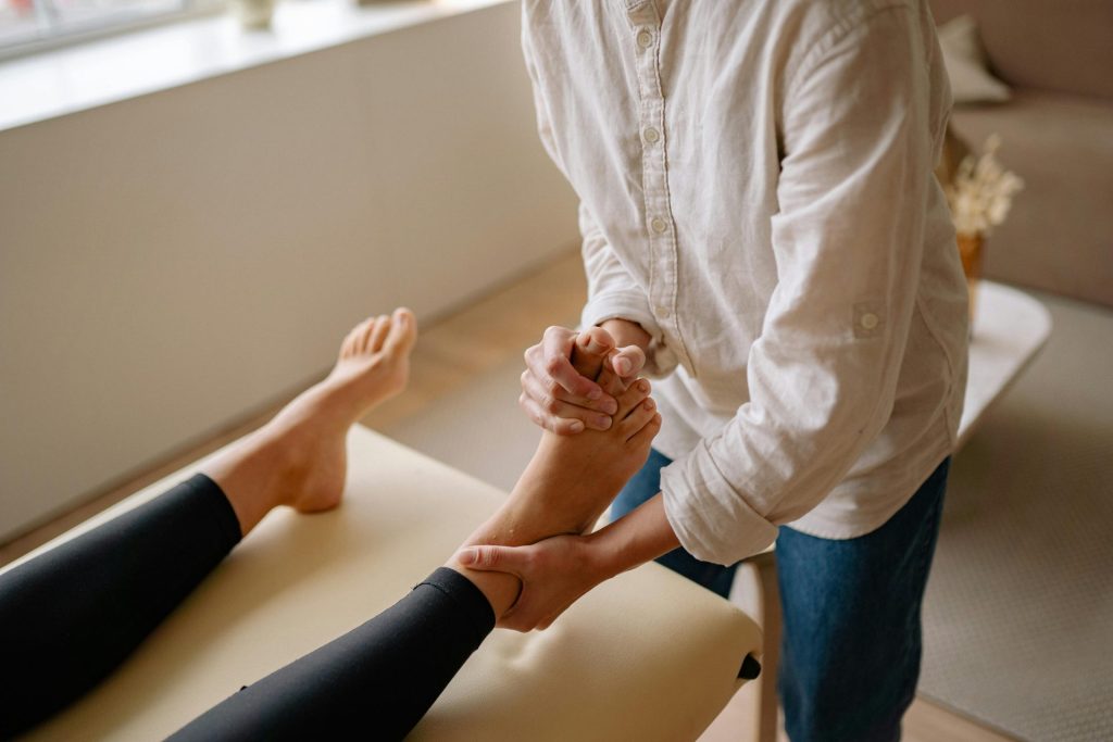 Entspannende Fußmassagetherapie in einer ruhigen Spa-Umgebung, die Wohlbefinden und Ruhe fördert.